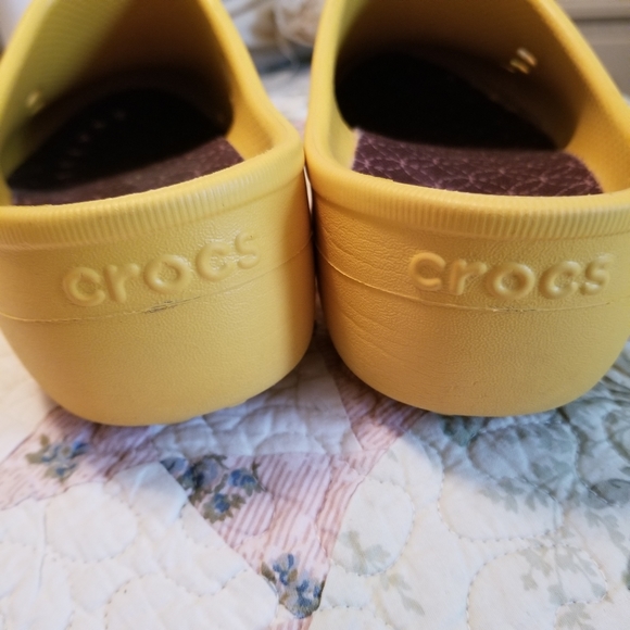🌻 Crocs Clogs - Picture 5 of 9